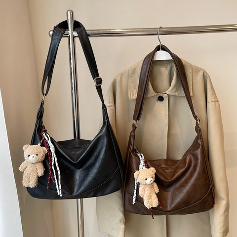 Borsa A Tracolla Hobo Da Donna In Morbida Ecopelle Design Retrò Con Ciondolo A Forma Di Orsetto Di Peluche E Tracolla Regolabile