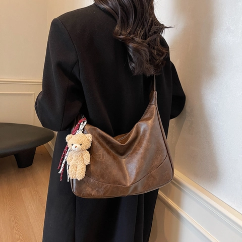Borsa A Tracolla Hobo Da Donna In Morbida Ecopelle Design Retrò Con Ciondolo A Forma Di Orsetto Di Peluche E Tracolla Regolabile