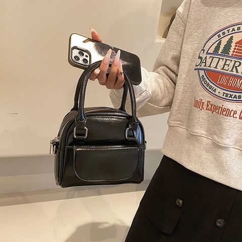 Sac Bandoulière Vintage En Cuir Verni Brillant Avec Doubles Poignées Poche Avant Sac À Main Épaule Rétro Minimaliste Femmes