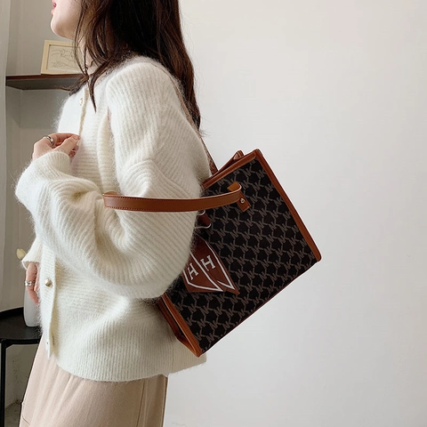 Borsa Tote Grande Da Donna In Pelle Sintetica Con Stampa Monogramma E Sciarpa Di Raso Decorativa