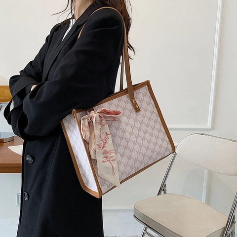 Borsa Tote Grande Da Donna In Pelle Sintetica Con Stampa Monogramma E Sciarpa Di Raso Decorativa