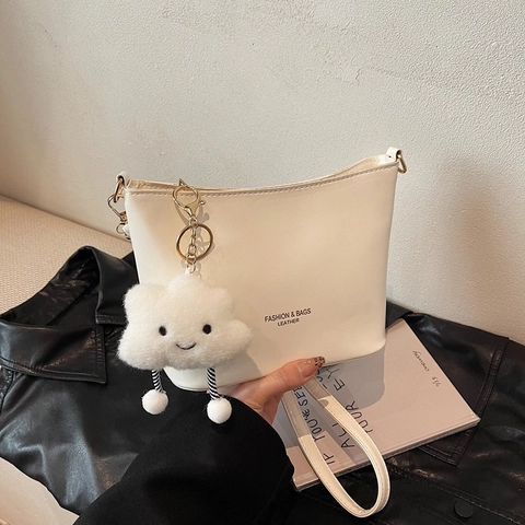 Retro Damen PU Leder Eimertasche Minimalistisch Einfarbig Umhängetasche Mit Süßem Wolken Plüschanhänger Gold Hardware Pendler Handtasche