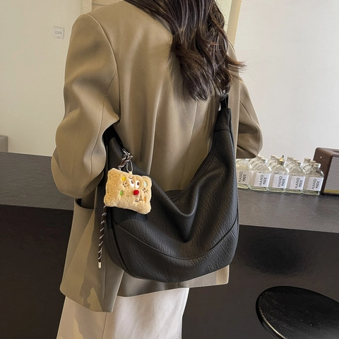 Large Capacity Hobo Bag For Women Retro Litchi Pattern PU Leather Underarm Shoulder Bag With Plush Pendant Fashion Commuter Bag