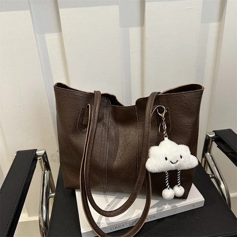 Bolso Tote de Cuero PU para Mujer Retro Gran Capacidad Urbano Simple Bolso de Hombro para Viaje Diario Con Bonito Colgante de Nube