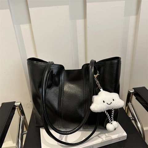 Bolso Tote de Cuero PU para Mujer Retro Gran Capacidad Urbano Simple Bolso de Hombro para Viaje Diario Con Bonito Colgante de Nube
