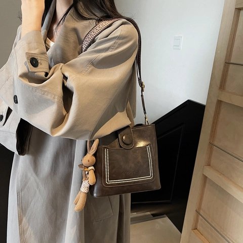 Bolso Cubo Retro de Cuero PU para Mujer Bolso Bandolera de Moda con Remaches y Correa Ancha con Colgante de Muñeca