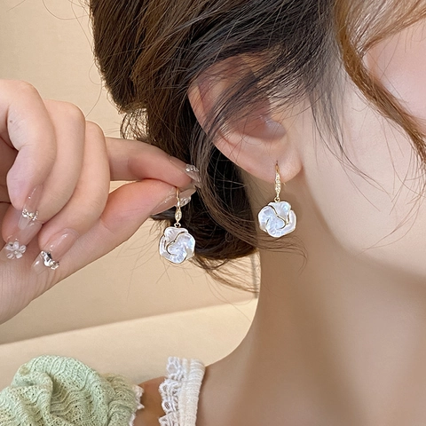 Camellia Flower Dangle Earrings French Retro Shell Texture Rhinestone Inlaid Gold Plated Copper With Silver Earring Post