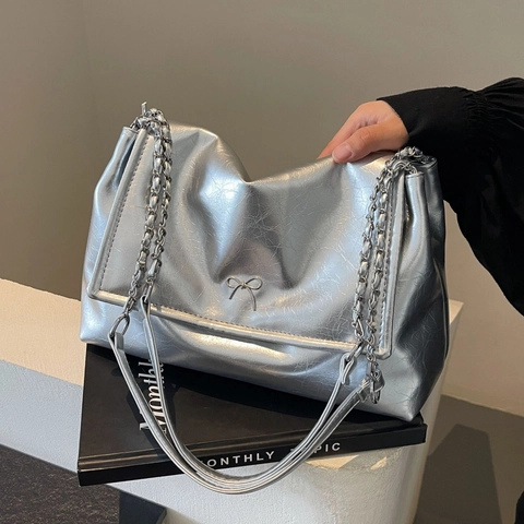 Metalen Geplooid PU Leer Onderarmtas Met Metalen Strik Kettingriem Schoudertas Voor Dames