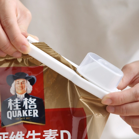 Food Bag Sealing Clip With Pour Spout White PP Plastic Moisture Proof Fresh Keeping Clamp For Kitchen Snack Storage