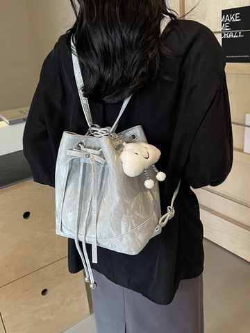 Mode Damen Plissierter PU Leder Eimer Rucksack Kordelzug Lässige Reisetasche Mit Süßem Wolken Plüsch Anhänger