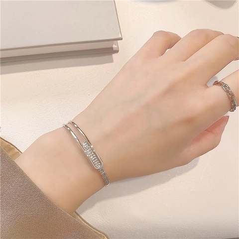 Open Manchet Armband Koper Micropave Cubic Zirconia Veiligheidsspeld Ontwerp Glinsterende Moderne Sieraden