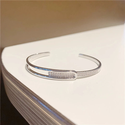 Open Manchet Armband Koper Micropave Cubic Zirconia Veiligheidsspeld Ontwerp Glinsterende Moderne Sieraden