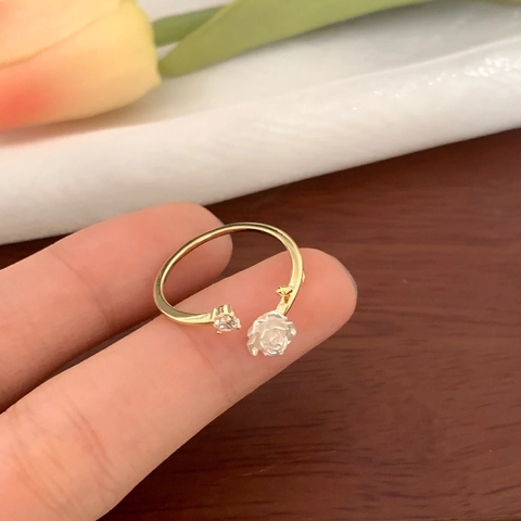 Elegante Anello Aperto con Fiore di Camelia Bianca Vintage Francese Regolabile in Rame e Zirconia Gioielli da Donna