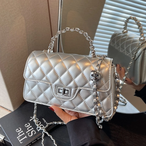 Sac à Épaule Matelassé avec Chaîne pour Femme en Cuir PU Sac Bandoulière Simple Petit Sac Carré Quincaillerie en Argent
