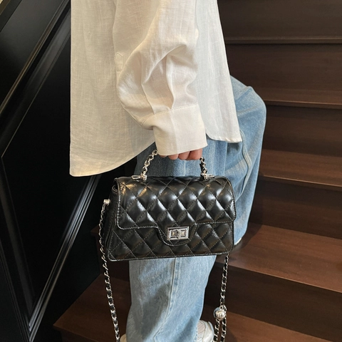 Sac à Épaule Matelassé avec Chaîne pour Femme en Cuir PU Sac Bandoulière Simple Petit Sac Carré Quincaillerie en Argent