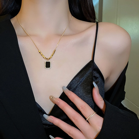 Collana Con Pendente In Rame Placcato Oro Con Pietra Rettangolare Nera E Strass Bianchi Catena Da Clavicola Donna