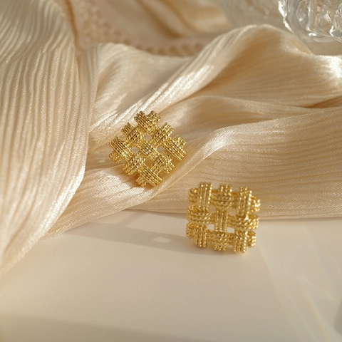 Retro Geweven Ruitvormige Knop En Clip Oorringen Verguld Koper Geometrisch Niche Ontwerp Minimalistische Sieraden Voor Dames