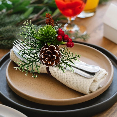 Weihnachten Serviettenringe Künstliche Kiefernadeln Kiefernzapfen Rote Beeren Xmas Tischdekoration Rustikale Hotel Dining Zubehör
