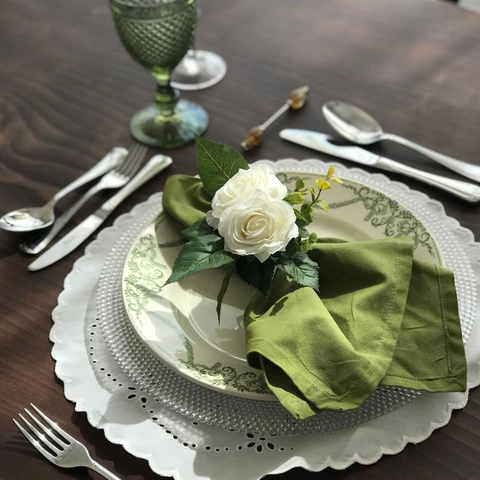 Elegante Weiße Rose Künstliche Blume Serviettenringe Mit Grünen Blättern Legierung Halter Für Hochzeit Tischdeko