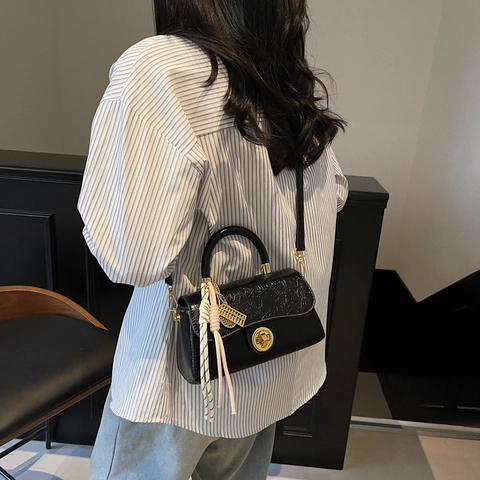 Bolso Bandolera Cuadrado Pequeño de Cuero PU Vintage para Mujer Bolso de Mano de Moda Con Colgante Tejido Cierre de Torsión Dorado Elegante Bolso de Hombro