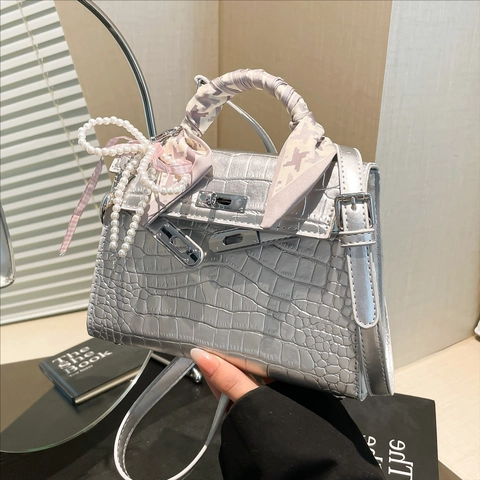 Dames Mode Krokodillenreliëf Handtas Crossbodytas Met In Sjaal Gewikkeld Handvat Kunstparel Hart Hanger Elegante Vierkante Tas