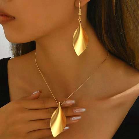 Minimalistischer Edelstahl Matt Verdrehtes Blatt Anhänger Halskette Und Haken Ohrringe Für Frauen Retro Schmuck