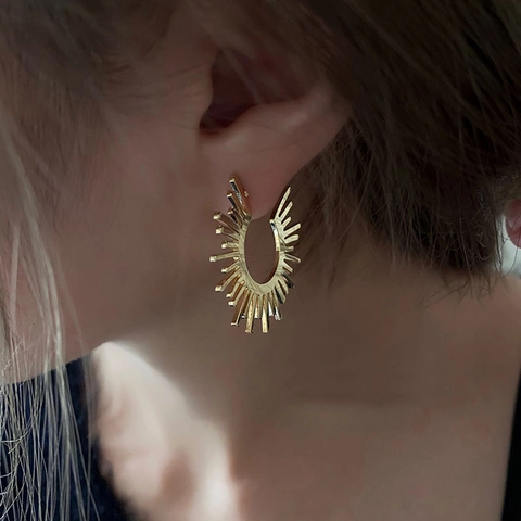 Boucles d Oreilles Puces Soleil En Acier Inoxydable Pour Femmes Design Géométrique En Forme De C Chic Bijoux Modernes