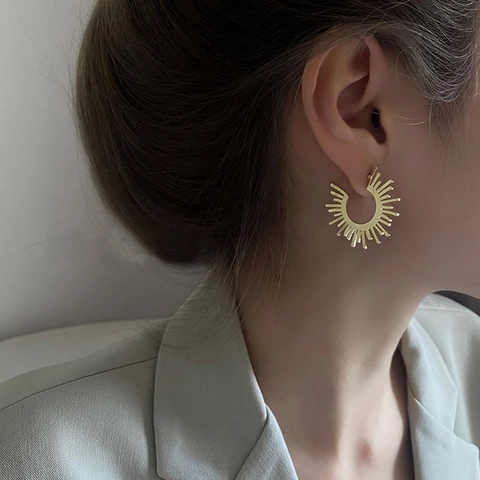 Boucles d Oreilles Puces Soleil En Acier Inoxydable Pour Femmes Design Géométrique En Forme De C Chic Bijoux Modernes