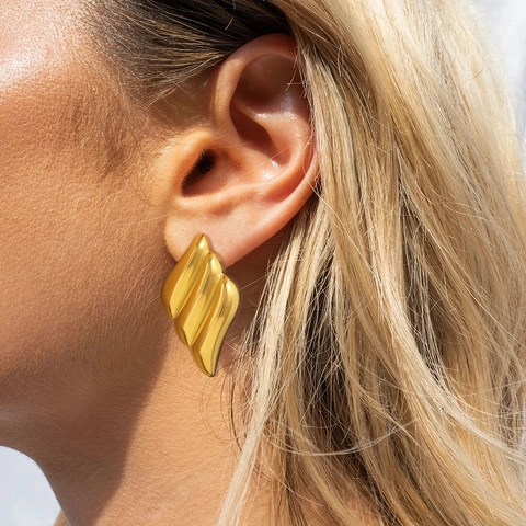 Pendientes De Boton De Ala Geometricos De Tres Capas Acero Inoxidable Chapado En Oro De 18K Textura De Ola 3D Minimalista