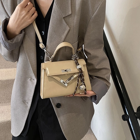 Women Vintage Patent Leather Handbag Trapezoid Lock Bag Stylish Crossbody Bag Solid Color Commuter Shoulder Bag