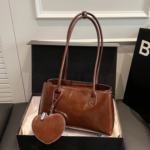 Borsa a Spalla Boston Vintage in Pelle PU Lucida Tote Grande Capacità Con Pendente a Cuore Sottobraccio per Donna