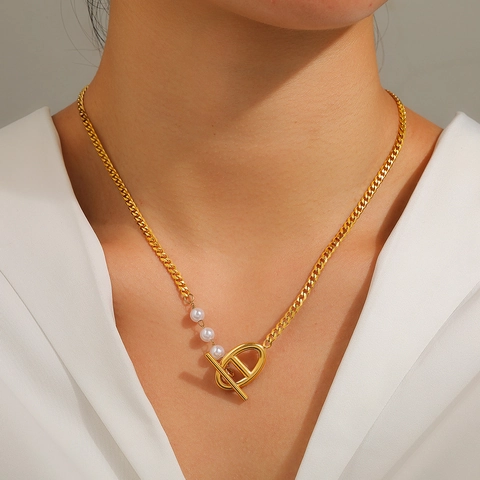 Elegante Edelstahl Halskette Französischer Stil Mit Weißen Künstliche Perlen Geometrischer OT-Verschluss Minimalistischer Damen Schmuck