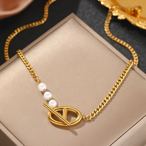 Elegante Edelstahl Halskette Französischer Stil Mit Weißen Künstliche Perlen Geometrischer OT-Verschluss Minimalistischer Damen Schmuck