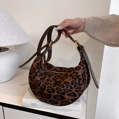 Vintage Luipaardprint Flanellen Schoudertas Vrouwen Mode Halve Maan Crossbodytas Met Verstelbare PU Leren Riem Retro Hobo Tas