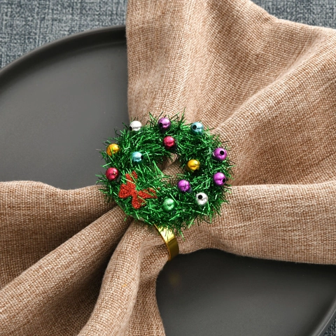 Kerstkrans Servetringen Met Kleurrijke Bellen Rode Strik Groen Klatergoud Servetgesp Voor Feestelijke Tafeldecoratie
