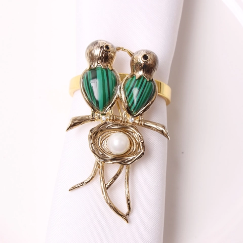 Rond de Serviette Vintage en Alliage Doré Double Nid d'Oiseau Avec Künstliche Perle d'Imitation Motif Vert Décoration de Table Élégante Banquet
