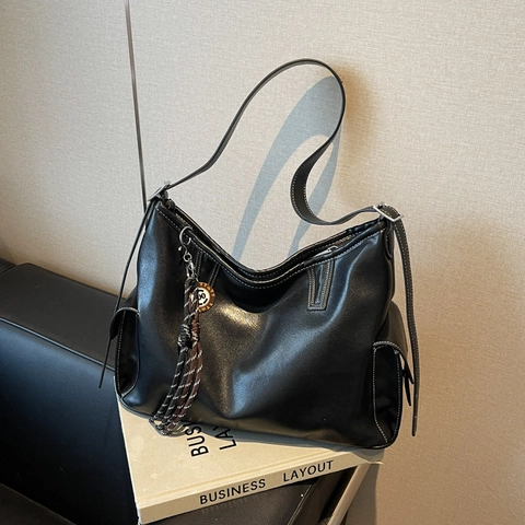 Women Retro PU Leather Shoulder Bag Contrast Stitching Large Capacity Tote Bag With Pendant Commuter Handbag Versatile Travel Satchel Bag