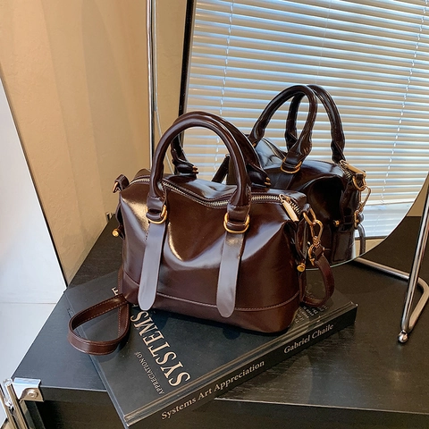 Sac À Main Boston Rétro Pour Femmes Cuir PU Brillant Sac Bandoulière Avec Accessoires Dorés Style Vintage Commute