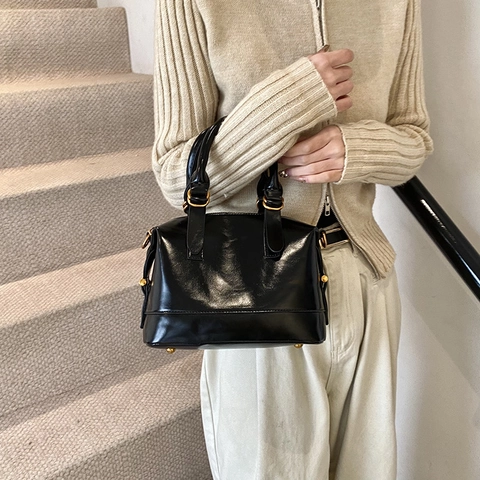 Sac À Main Boston Rétro Pour Femmes Cuir PU Brillant Sac Bandoulière Avec Accessoires Dorés Style Vintage Commute