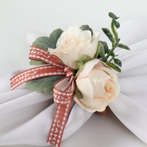 Portatovaglioli con Fiori Artificiali Rosa Crema Foglie Verdi Fiocco a Quadretti Rossi Anello in Legno per Decorazione Tavola Matrimonio San Valentino