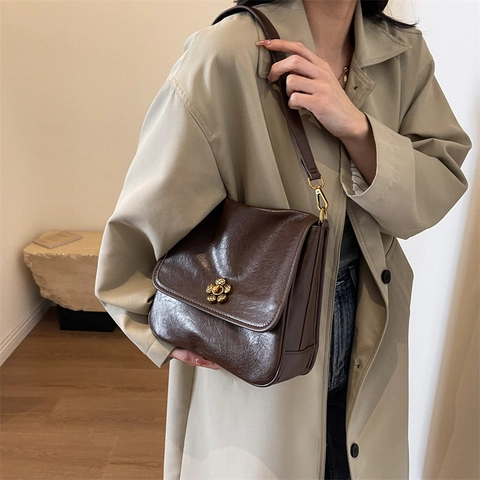 Vintage Women's PU Leather Shoulder Bag Large Capacity Solid Color Crossbody Bag With Flower Lock Gold Metal Hardware