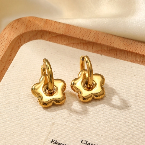 Edelstahl-Ohrreifen Mit 3D-Blumenanhänger Hochglanzpoliert Vintage Harajuku Nischen-Stil Schmuck