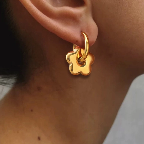 Edelstahl-Ohrreifen Mit 3D-Blumenanhänger Hochglanzpoliert Vintage Harajuku Nischen-Stil Schmuck