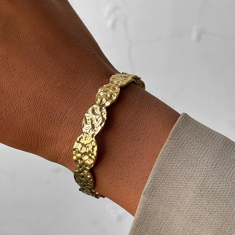 Gehamerde Roestvrijstalen Cuff Armband 18K Verguld Onregelmatige Gegolfde Textuur Vintage Verstelbare Open Armband Voor Dames