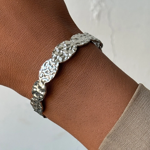 Gehamerde Roestvrijstalen Cuff Armband 18K Verguld Onregelmatige Gegolfde Textuur Vintage Verstelbare Open Armband Voor Dames