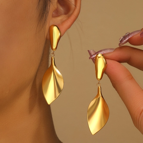 Französische Retro Geometrische Blatt Anhänger Ohrringe Edelstahl Minimalistischer Flüssigmetall-Stil Für Damen