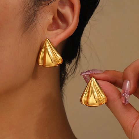 Boucles D Oreilles Clous Triangle Texturées Acier Inoxydable Plaqué Or 18K Forme Éventail Géométrique Luxe Moderne Pour Femmes
