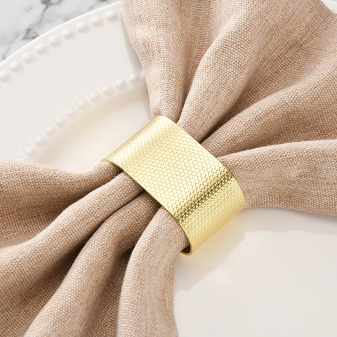 Matte Gold Zinc Alloy Napkin Ring Wide C Shaped Open Hammered Texture Table Setting Decorative Buckle For Hotel Banquet