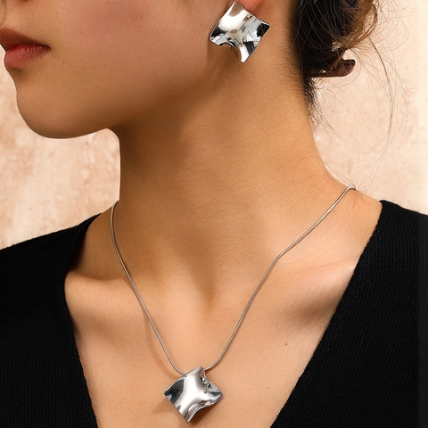 Geometrische Edelstahl Wellentextur Polierte Halskette Und Ohrringe Minimalistischer Moderner Modestil Für Frauen