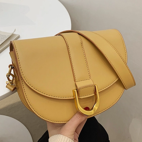 Damen Mode PU Leder Satteltasche Klein Einfarbig Schultertasche Umhängetasche Mit Goldener D-Ring Schnalle Klappe Quadratische Handtasche